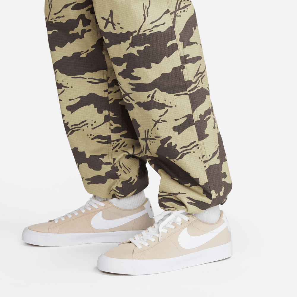 Nike sb hot sale camo pants